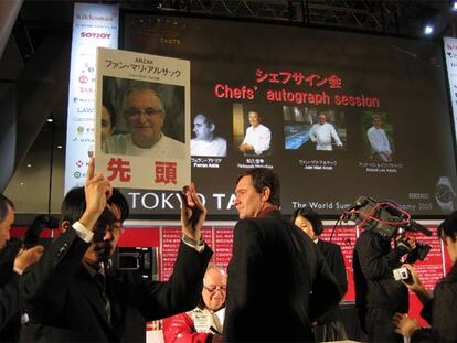 Juan Mari Arzak firma ejemplares de sus libros, ayer en Tokio.