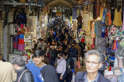 Aspecto que presentaba el pasado miércoles el Gran Bazar de Teherán, donde los iraníes hacían sus compras de Nowruz a pesar del coronavirus.