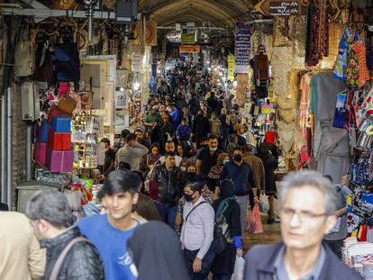 Aspecto que presentaba el pasado miércoles el Gran Bazar de Teherán, donde los iraníes hacían sus compras de Nowruz a pesar del coronavirus.