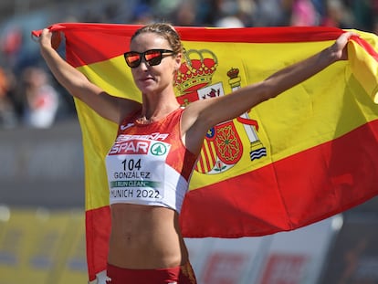 Raquel González celebra la plata conseguida en los Europeos de atletismo en Múnich.