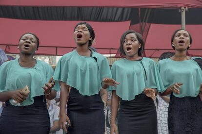 La lista de gastos de un funeral ghanés es interminable. Por supuesto no puede faltar la música. Dependiendo de cuanto puedan gastar, incluirán en el menú una banda de música, un coro, un pianista y un DJ. Un gasto más a añadir junto a semanas o meses de morgue, esquelas tipo posters por toda la ciudad, figurantes para el funeral, carpas decoradas para acoger a los cientos de invitados, fotógrafo, videógrafo, trajes distintos para cada día, cientos de libretos a color para cada invitado, quizá un ataúd de fantasía, refrigerios, comida, y regalos de recuerdo para llevar, camisetas y llaveros con la foto del difunto…