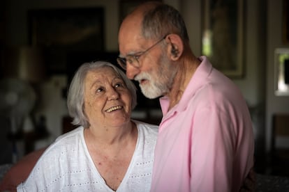 Carmen Aparicio junto a su marido Manuel, enfermo de párkinson, en su casa de Hellín, Albacete. 