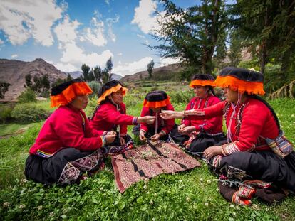 Mujeres de la comunidad de Amaru (Perú) que participan en el programa Rutas de la Fundación Codespa.