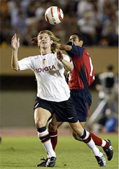 Mista intenta controlar la pelota ante Fernando.