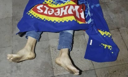 El cuerpo del ladrón muerto por el hijo de 13 años de la familia a la que intentó asaltar con cinco cómplices.