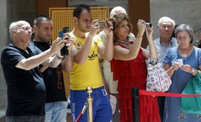 Aficionados hacen fotos con sus móviles a los trofeos de la Selección Española de Fútbol.