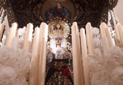 Imagen de la Virgen del Baratillo con el fajín de Francisco Franco.