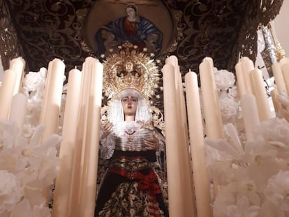 Imagen de la Virgen del Baratillo con el fajín de Francisco Franco.