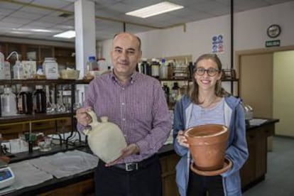 Gabriel Pinto y Carla Ortiz han estudiado la refrigeración por evaporación de agua en el botijo y en el 'pot-in-pot'.