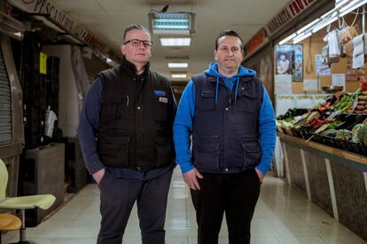 Javi y Jose Pérez, fruteros, 48 y 50 años. Enfrente de la frutería de los hermanos Pérez hay siete sillas de madera en fila “para que nuestros clientes esperen cómodamente”, dice Javier. La frutería la heredaron de sus padres, pero con ellos va a morir. “Los supermercados ya no respetan las diferentes temporadas de las frutas, venden de todo en cualquier estación”. Trabajan todos los días, doble jornada.