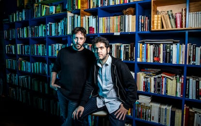 De izquierda a derecha, el actor Pepe Lorente y el director Javier Macipe, en la librería madrileña Ochoymedio. 