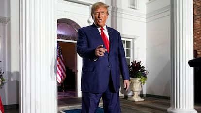 Donald Trump comparece en su club de golf de Nueva Jersey tras la lectura de cargos contra él en Miami, el martes.