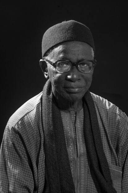 Retrato de Adama Sylla en el Estudio Rokhaya de Saint Louis. Abierto en mayo de 2018 por Djibril Sy, es de los pocos que quedan en la ciudad, que fue famosa en todo Africa occidental por su fotografía de estudio. Pese a ser reconocido como fotógrafo, él se considera más documentalista. “Y en todo caso, pintor”, dice. Con 85 años, dedica cada tarde a pintar cuadros en su taller, y está preparando una exposición para 2020.