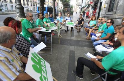 Miembros de la confederaci&oacute;n de asociaciones de padres de la p&uacute;blica  (Ceapa)  en una reuni&oacute;n protesta frente al ministerio. 