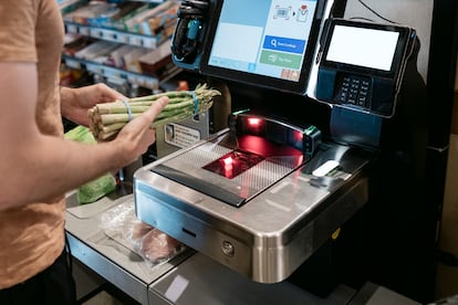 Las cajas de autopago ponen en riesgo el trato personal, lo que puede perjudicar la fidelización de algunos clientes.