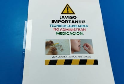 Cartel colocado estos días en la residencia para mayores de Alcorcón en el que se recuerda que los técnicos auxiliares no pueden administrar medicación.