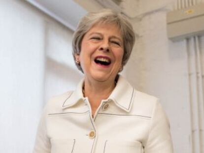 La primera ministra británica busca ganar tiempo para solucionar la cuestión de la frontera en Irlanda del Norte