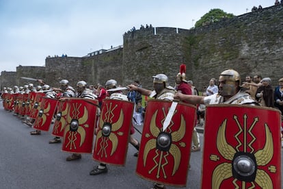 La fiesta del Arde Lucus en Lugo, se celebra en torno a la muralla romana, declarada Patrimonio de la Humanidad por la Unesco. Conmemora el origen romano de la ciudad los días próximos al solsticio en el mes de junio.
