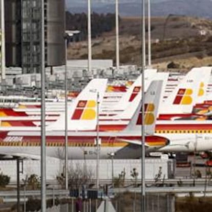 Aviones de Iberia aparcados en la Terminal 4 del aeropuerto de Barajas