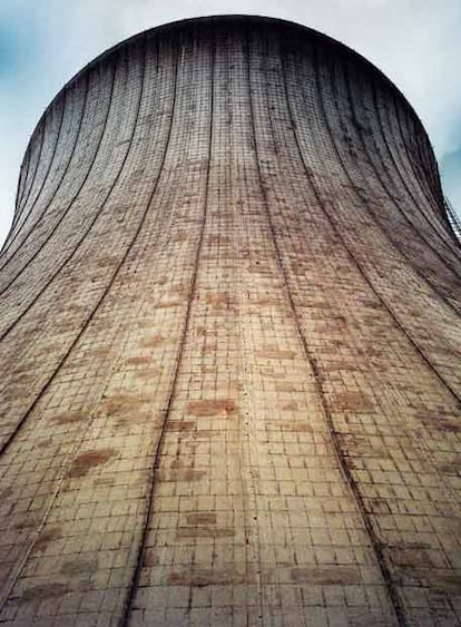 Cada torre de refrigeración de la central de Cofrentes, en Valencia, mide 129 metros de altura