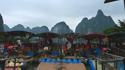 Barcazas turísticas en el río Li, en la provincia de Guilin, en China.