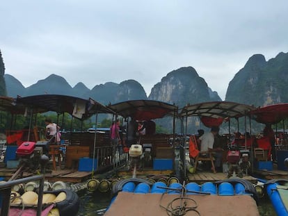 Barcazas turísticas en el río Li, en la provincia de Guilin, en China.