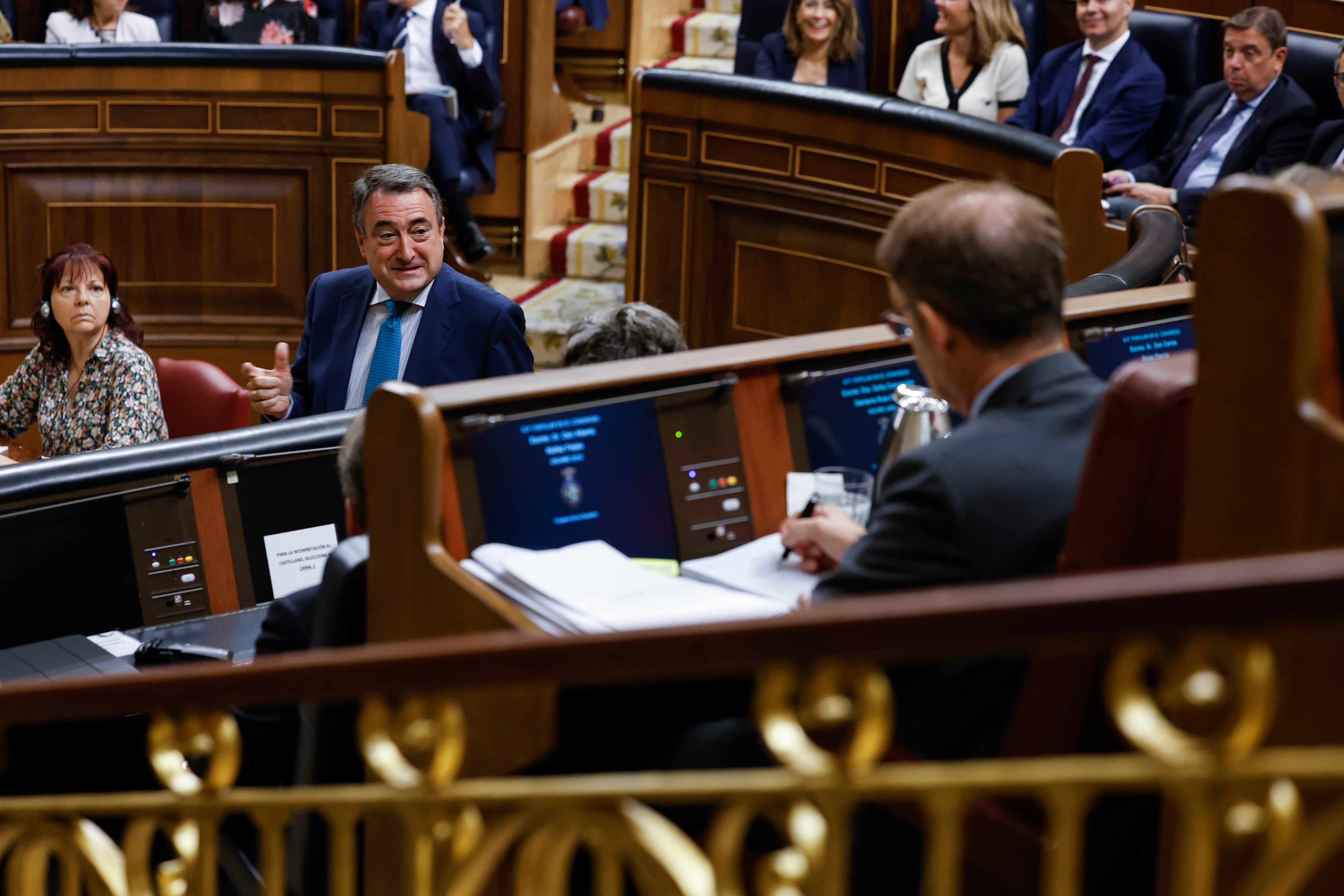 Aitor Esteban, portavoz del PNV, se dirige a la tribuna de oradores para dar la réplica al discurso de Feijóo (de espaldas, en su escaño).