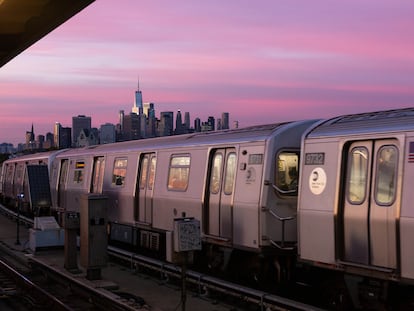 La estación Smith-9street, en Brooklyn, es la plataforma para metro más alta del mundo. Mientras se espera a la línea F al atardecer, se convierte en un privilegiado y baratísimo mirador de la ciudad. 