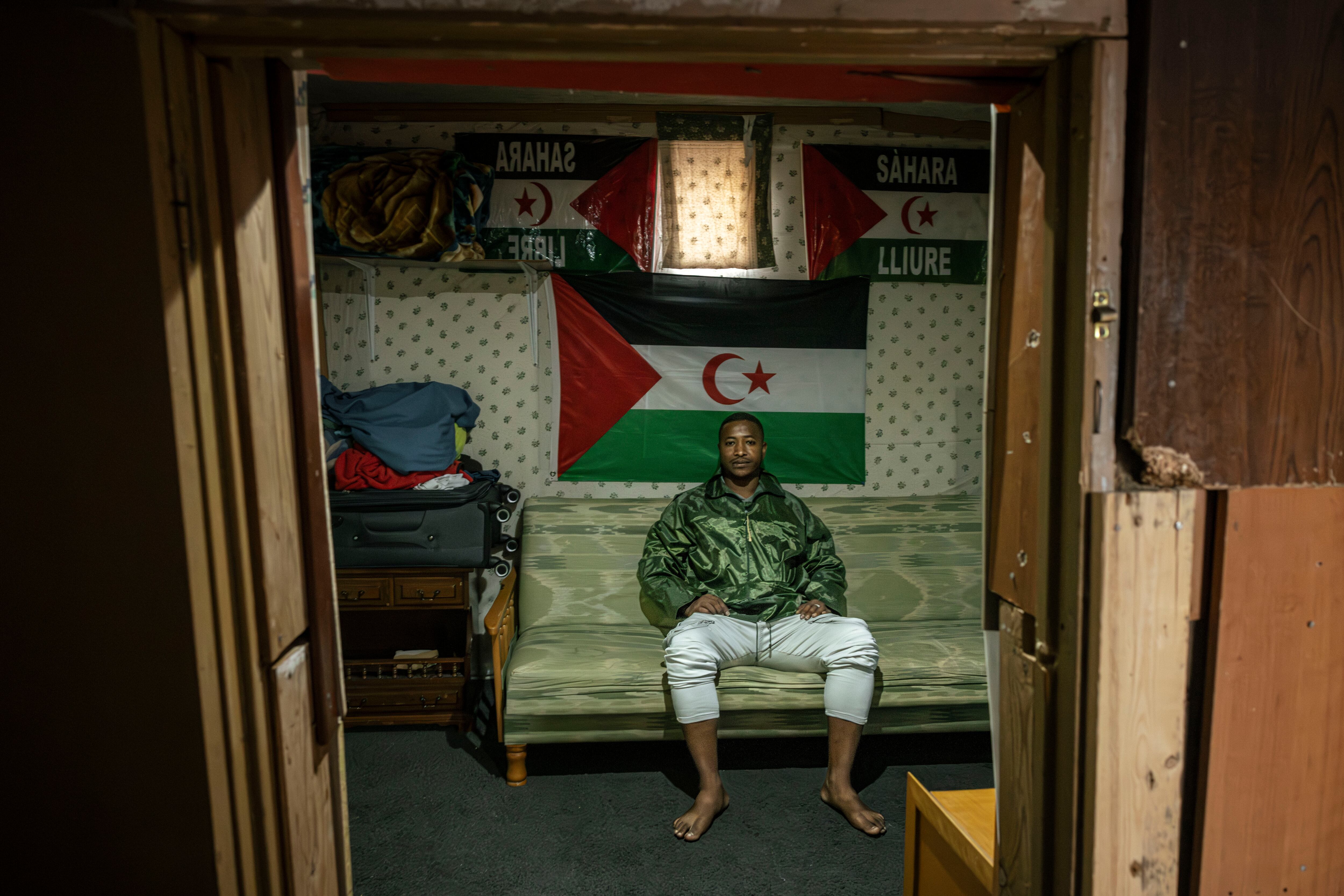 En la imagen, Mohamed, de 45 años, en la chabola en la que vive desde el 2023.