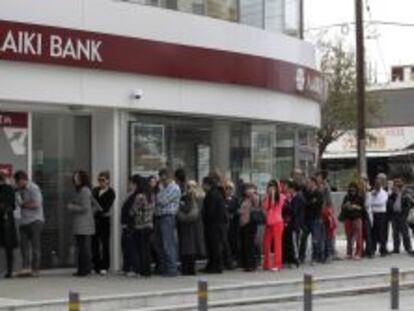 Personas haciendo cola en un cajero de Laiki Bank en Nicosia, la capital de Chipre.