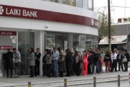 Personas haciendo cola en un cajero de Laiki Bank en Nicosia, la capital de Chipre.