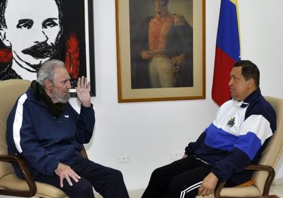 Hugo Ch&aacute;vez conversa con Fidel Castro en la primera imagen suya difundida tras someterse a una operaci&oacute;n.