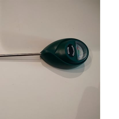 Medidor humedad sobre la mesa