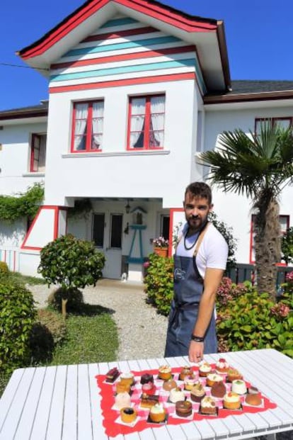 Jhonatan González frente a su pastelería Cabo Busto, en Valdés-Luarca.