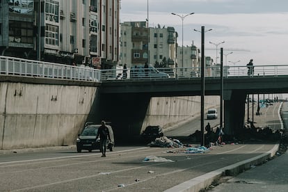 El Boulevard de la Croix, entrada sur a la ciudad de Casablanca. En medio de una carretera de cuatro carriles,
colchones, mantas y tiendas de campaña se esparcen por el arcén. Algunos de los migrantes se reúnen en grupo mientras los coches pasan por su lado sin prestar
ninguna atención. Sobreviven gracias a la mendicidad y la ayuda de algunos vecinos que se apiadan de ellos.