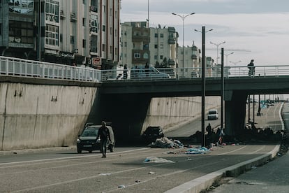 El Boulevard de la Croix, entrada sur a la ciudad de Casablanca. En medio de una carretera de cuatro carriles,
colchones, mantas y tiendas de campaña se esparcen por el arcén. Algunos de los migrantes se reúnen en grupo mientras los coches pasan por su lado sin prestar
ninguna atención. Sobreviven gracias a la mendicidad y la ayuda de algunos vecinos que se apiadan de ellos. 