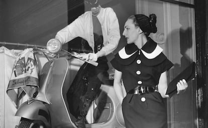 Una modelo con uno de los diseños de Schiaparelli, frente al escaparate de la tienda en la Place Vendôme de París en 1954.