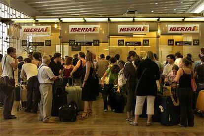 Grupos de pasajeros tratan de recabar informacin en las oficinas de Iberia.