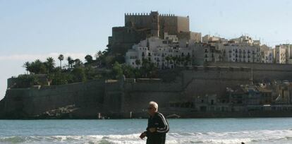 La playa de Pe&ntilde;&iacute;scola, con el castillo del Papa Luna al fondo.