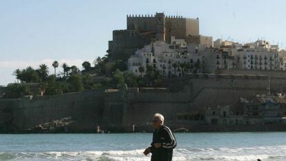 La playa de Pe&ntilde;&iacute;scola, con el castillo del Papa Luna al fondo.