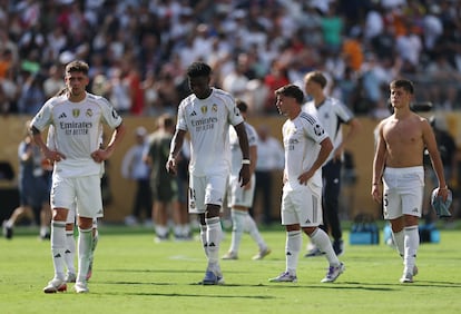 Los jugadores del Real Madrid tras la derrota ante el PSG.