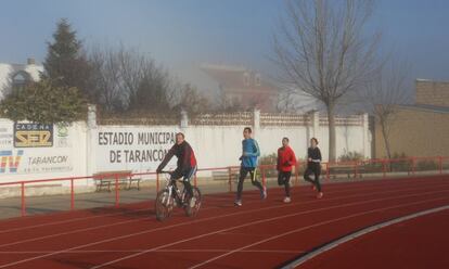 Casado se entrena en Tarancón siguiendo el ritmo que le marcan en bicicleta.