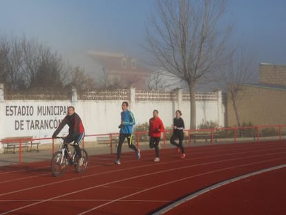 Casado se entrena en Tarancón siguiendo el ritmo que le marcan en bicicleta.