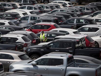 Un aparcamiento de coches nuevos listos para la distribución en Sant Boi del Llobregat, el pasado enero.