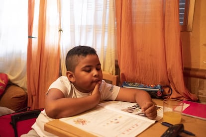 Andrei, haciendo los deberes en su casa después del colegio.