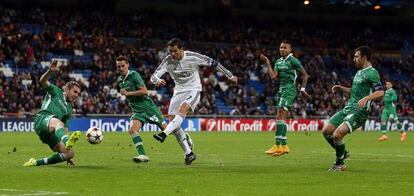 Ronaldo dispara rodeado de contrarios.