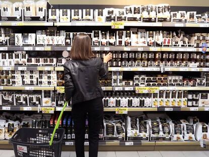 Muestra de productos &lsquo;premium&rsquo; en un supermercado Plaza de Dia, en Madrid. 