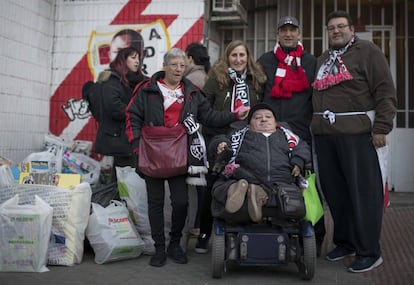 El presidente de la Federación de Peñas del Rayo Vallecano, Antonio Castilla, en el centro, rodeado por aficionados y vecinos impulsores de la recogida de juguetes que se llevó a cabo antes del partido del 23 de diciembre.