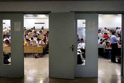 Un grupo de alumnos realiza la prueba de la selectividad en la Universidad de Barcelona el pasado mes de junio.