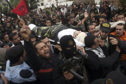 Funeral de uno de los milicianos palestinos muertos en los ataques del Ejército israelí en Jan Yunis (Gaza).